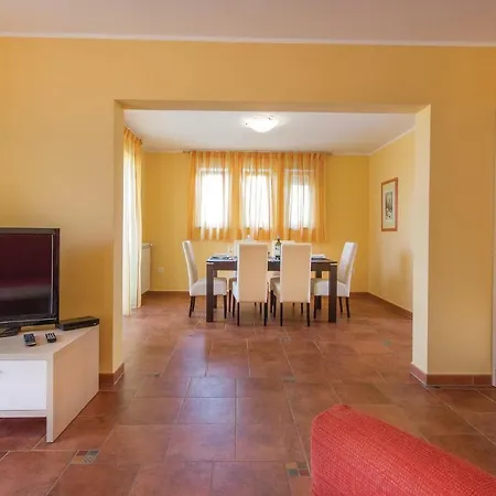 Three-bedroom Holiday In * Baderna