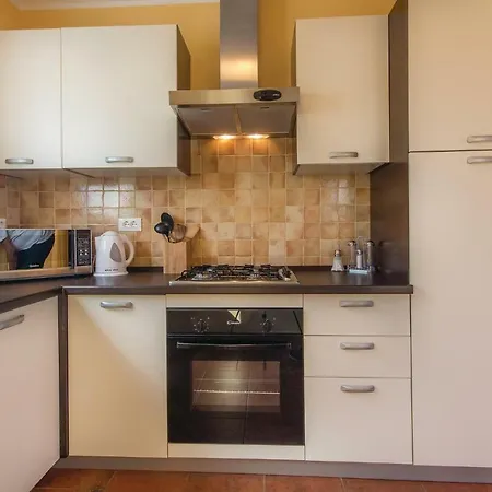 Three-bedroom Holiday In * Baderna