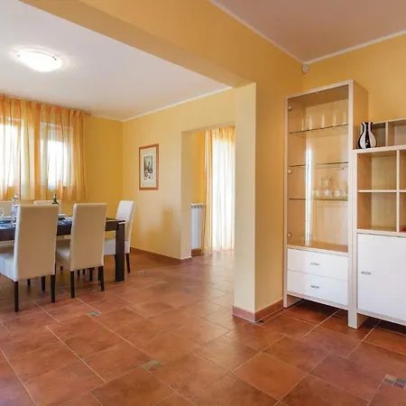 Three-bedroom Holiday In Baderna